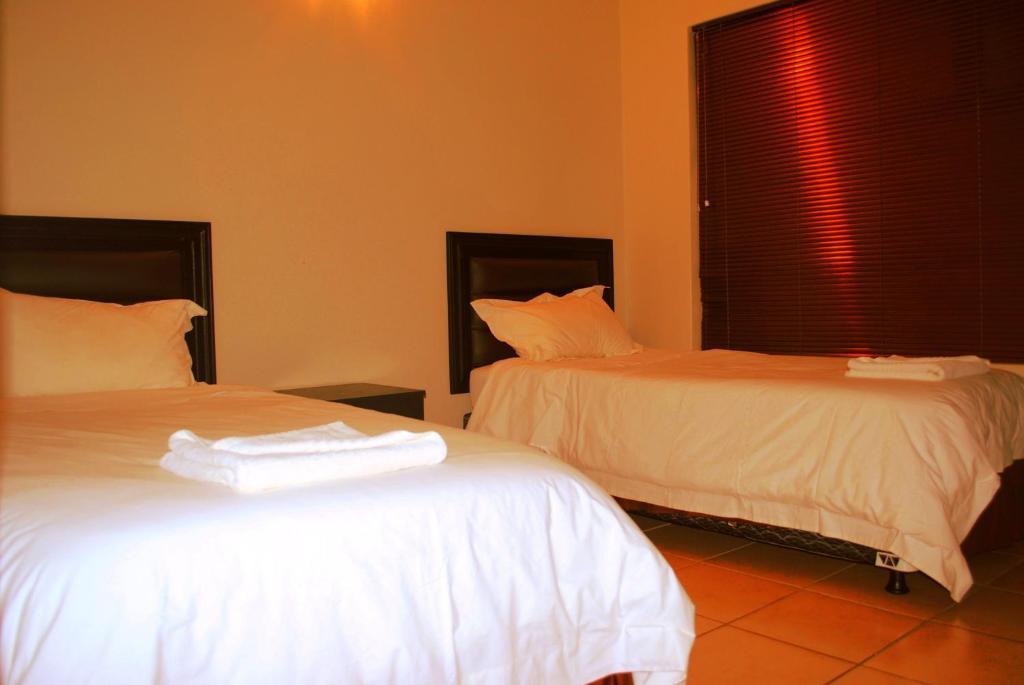 Palm Valley Inn And Day Spa Хартбееспоорт Екстериор снимка