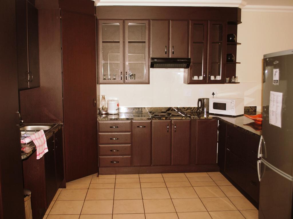 Palm Valley Inn And Day Spa Хартбееспоорт Екстериор снимка