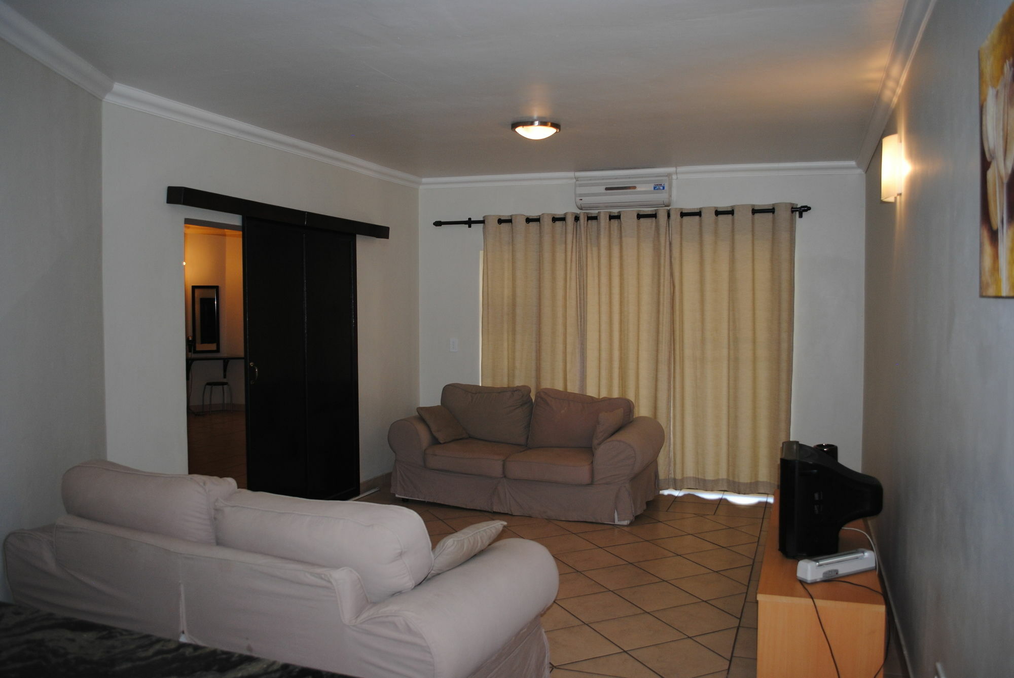 Palm Valley Inn And Day Spa Хартбееспоорт Екстериор снимка