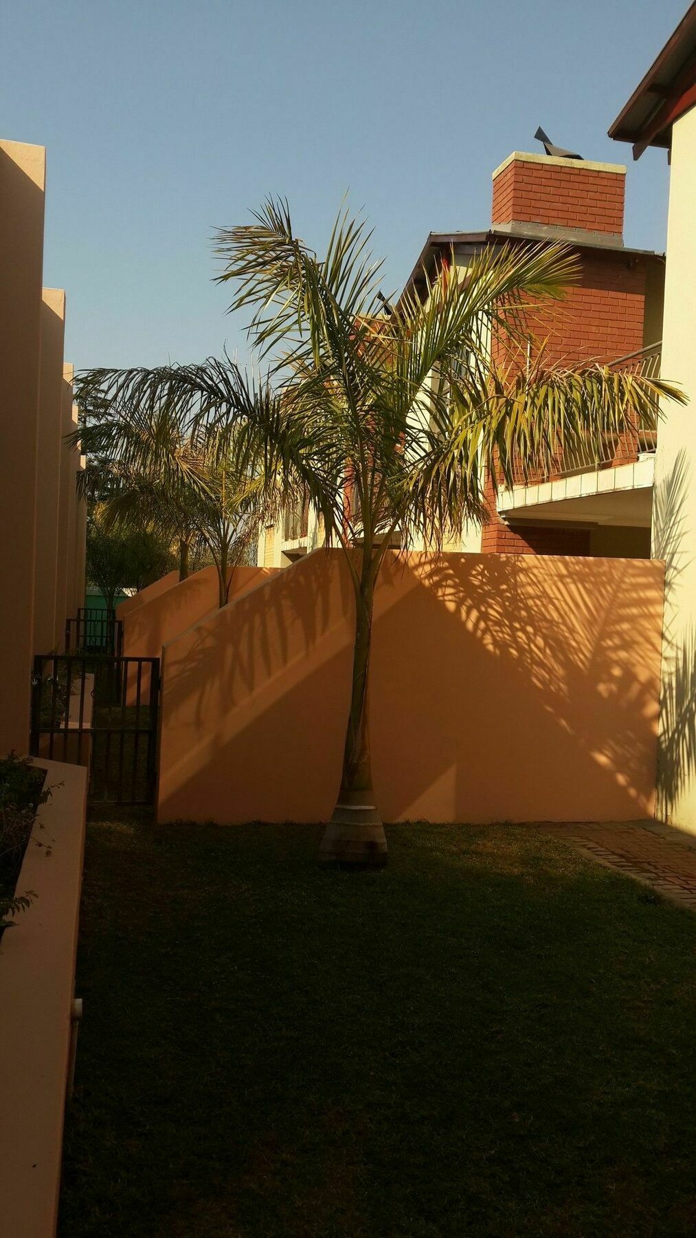 Palm Valley Inn And Day Spa Хартбееспоорт Екстериор снимка