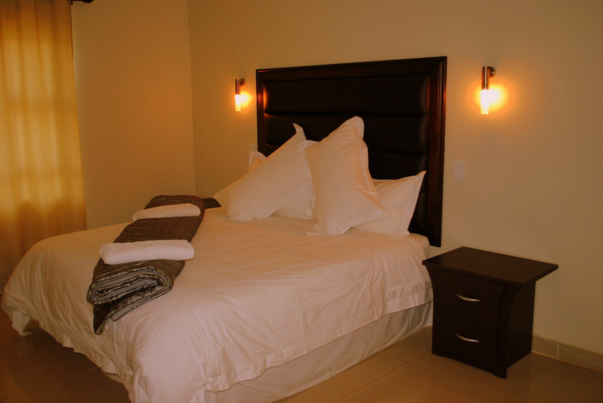 Palm Valley Inn And Day Spa Хартбееспоорт Екстериор снимка